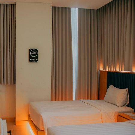 The Risman Hotel At Jakarta Airport Cbc Tangerang Exterior foto